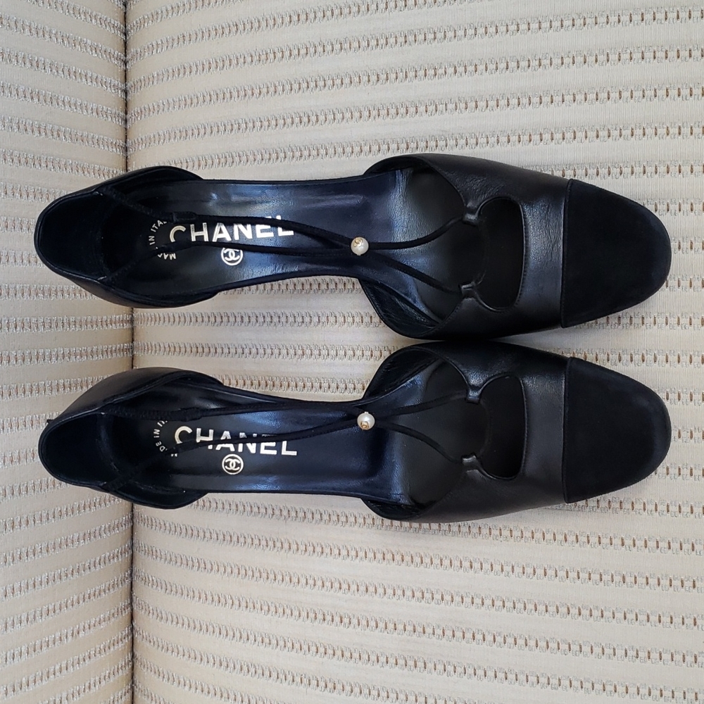 CHANEL CC LOGO FAUX PEARL STRAPS PUMPS - Picture 2 of 11